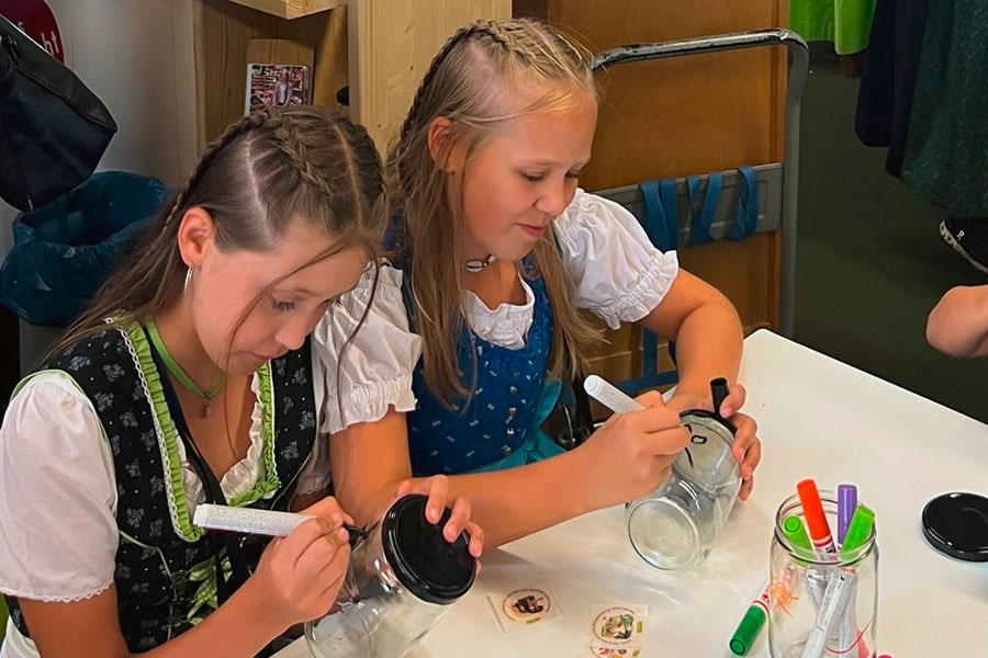 Erzeugnisse von Allgäuer Sennereien, Bauern, Metzgern und Familienbetrieben Erzeugnisse von Allgäuer Sennereien, Bauern, Metzgern und Familienbetrieben
