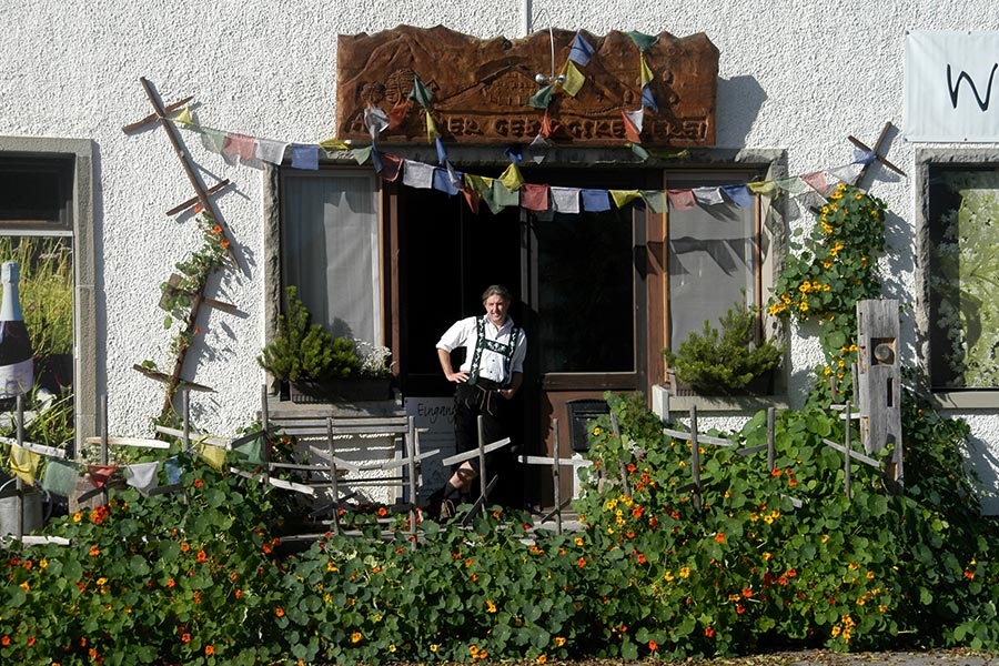 Carsten Hell in Wertach vor seiner Allgäuer Gebirgskellerei Carsten Hell in Wertach vor seiner Allgäuer Gebirgskellerei