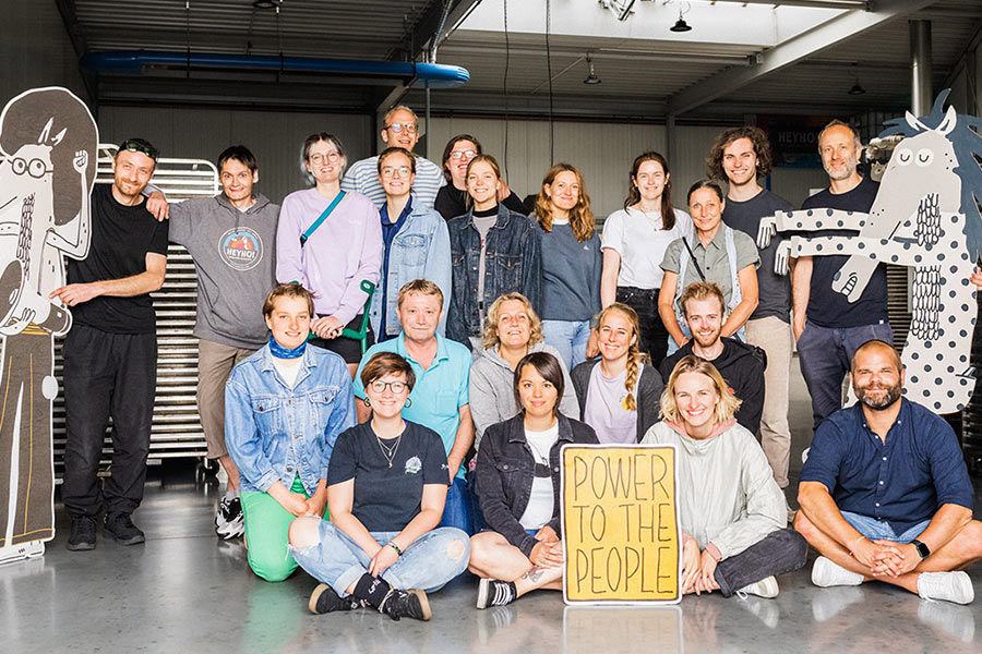 Teambild HEYHO Müslirösterei
© HEYHO Teambild von der Heyho Müslirösterei in einer Halle