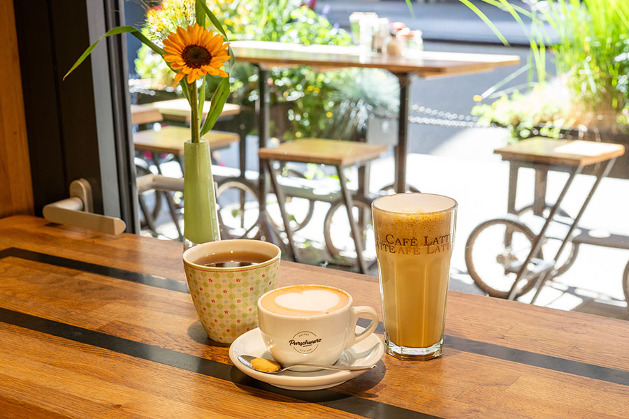 Herbstgetränke im PurNatur Kempten Bio-Bistro Herbstgetränke auf einem Bistro-Tisch: Heiße Inge, Rooibos Cappuccino, Pumpkin Spice Latte