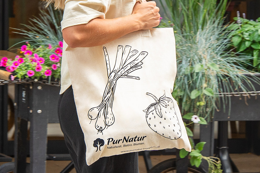 PurNatur Stofftasche Stofftasche von PurNatur über der Schulter hängend